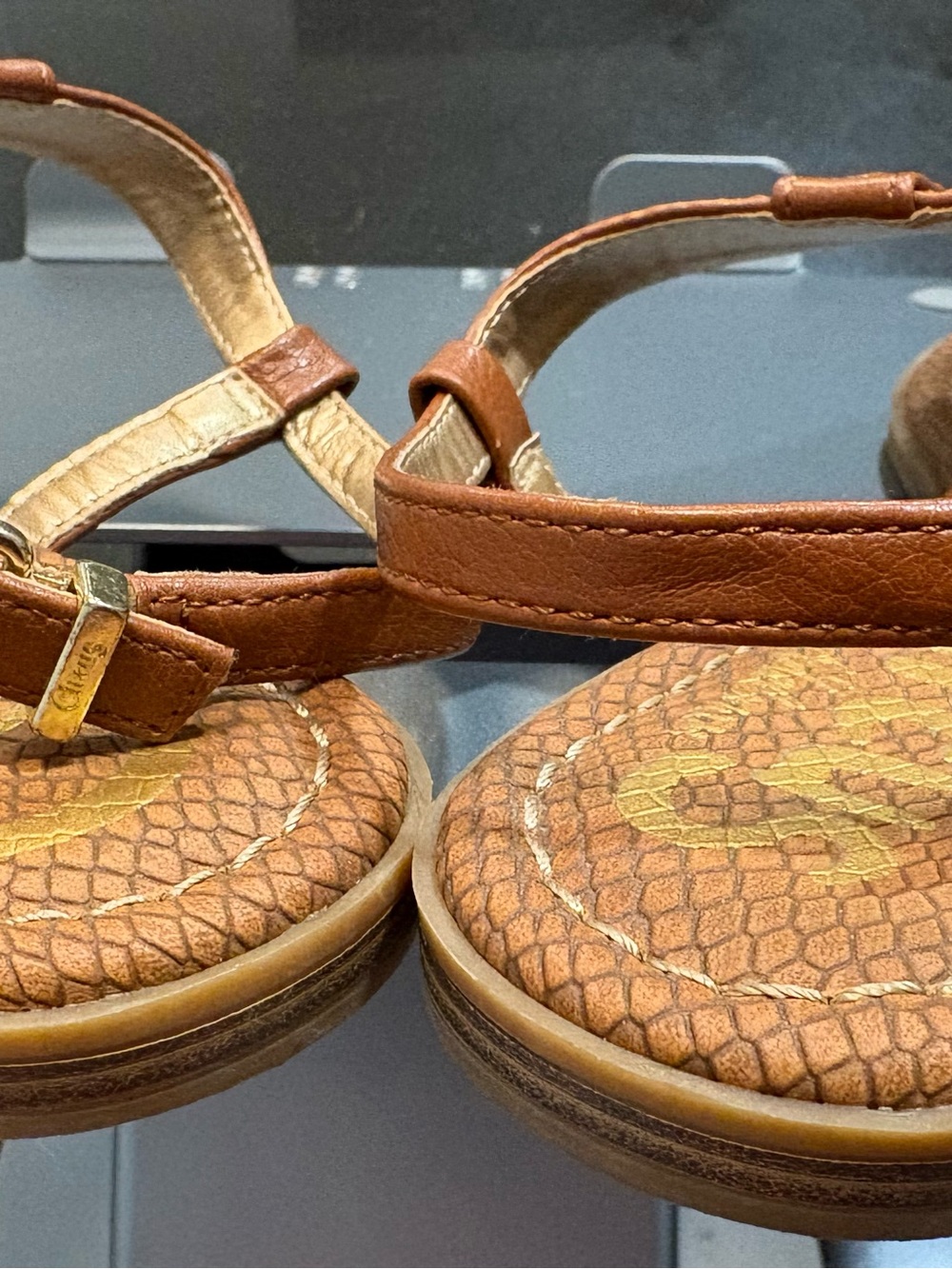Circus by Sam Edelman Women's Cognac Tan Leather Thong Sandals - Picture 4 of 8